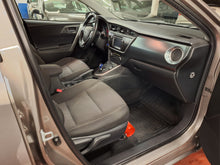 Charger l&#39;image dans la galerie, Toyota Auris 1.8 Hybride Automatique 10 / 2013