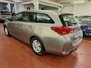 Toyota Auris 1.8 Hybride Automatique 10 / 2013