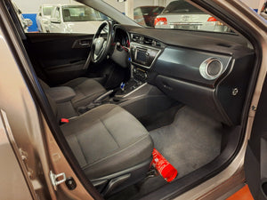 Toyota Auris 1.8 Hybride Automatique 01 / 2014
