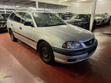 Load image into Gallery viewer, Toyota Avensis 1.8 Essence Manuelle 01 / 2001