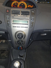 Load image into Gallery viewer, Toyota Yaris 1.3 Essence Manuelle 02 / 2011
