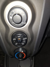 Load image into Gallery viewer, Toyota Yaris 1.3 Essence Manuelle 02 / 2011
