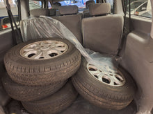 Load image into Gallery viewer, Hyundai H1 2.5 Diesel 8 Places Manuelle 08 / 2010 + Un 2eme jeu de Pneus hiver avec Jantes en Alu