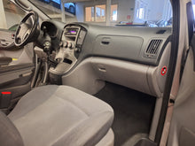 Load image into Gallery viewer, Hyundai H1 2.5 Diesel 8 Places Manuelle 08 / 2010 + Un 2eme jeu de Pneus hiver avec Jantes en Alu