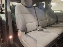 Load image into Gallery viewer, Hyundai H1 2.5 Diesel 8 Places Manuelle 08 / 2010 + Un 2eme jeu de Pneus hiver avec Jantes en Alu