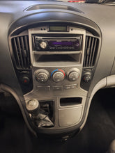 Load image into Gallery viewer, Hyundai H1 2.5 Diesel 8 Places Manuelle 08 / 2010 + Un 2eme jeu de Pneus hiver avec Jantes en Alu