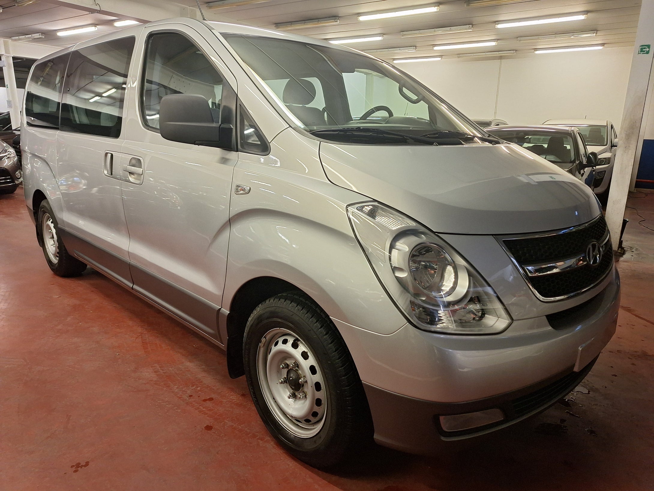 Hyundai H1 2.5 Diesel 8 Places Manuelle 08 / 2010 + Un 2eme jeu de Pneus hiver avec Jantes en Alu