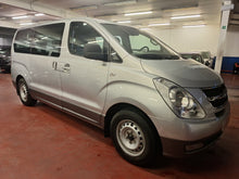 Load image into Gallery viewer, Hyundai H1 2.5 Diesel 8 Places Manuelle 08 / 2010 + Un 2eme jeu de Pneus hiver avec Jantes en Alu