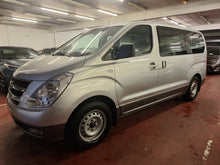 Load image into Gallery viewer, Hyundai H1 2.5 Diesel 8 Places Manuelle 08 / 2010 + Un 2eme jeu de Pneus hiver avec Jantes en Alu