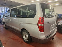 Load image into Gallery viewer, Hyundai H1 2.5 Diesel 8 Places Manuelle 08 / 2010 + Un 2eme jeu de Pneus hiver avec Jantes en Alu