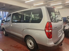 Load image into Gallery viewer, Hyundai H1 2.5 Diesel 8 Places Manuelle 08 / 2010 + Un 2eme jeu de Pneus hiver avec Jantes en Alu