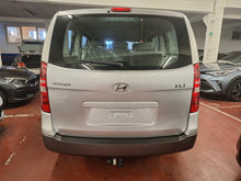 Load image into Gallery viewer, Hyundai H1 2.5 Diesel 8 Places Manuelle 08 / 2010 + Un 2eme jeu de Pneus hiver avec Jantes en Alu