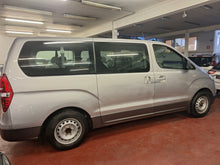 Load image into Gallery viewer, Hyundai H1 2.5 Diesel 8 Places Manuelle 08 / 2010 + Un 2eme jeu de Pneus hiver avec Jantes en Alu