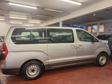 Load image into Gallery viewer, Hyundai H1 2.5 Diesel 8 Places Manuelle 08 / 2010 + Un 2eme jeu de Pneus hiver avec Jantes en Alu