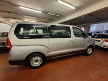 Load image into Gallery viewer, Hyundai H1 2.5 Diesel 8 Places Manuelle 08 / 2010 + Un 2eme jeu de Pneus hiver avec Jantes en Alu