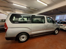 Load image into Gallery viewer, Hyundai H1 2.5 Diesel 8 Places Manuelle 08 / 2010 + Un 2eme jeu de Pneus hiver avec Jantes en Alu