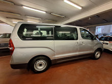 Load image into Gallery viewer, Hyundai H1 2.5 Diesel 8 Places Manuelle 08 / 2010 + Un 2eme jeu de Pneus hiver avec Jantes en Alu