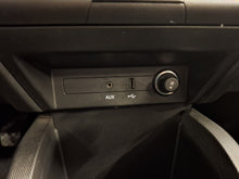 Load image into Gallery viewer, Skoda Fabia 1.2 Essence Manuelle 04 / 2017