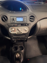 Charger l&#39;image dans la galerie, Toyota Yaris 1.3 Essence Manuelle 01 / 2004