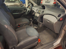 Charger l&#39;image dans la galerie, Toyota Yaris 1.3 Essence Manuelle 01 / 2004