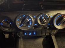 Load image into Gallery viewer, Toyota Hilux 2.4 Diesel  Manuelle 11 / 2017