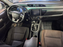 Load image into Gallery viewer, Toyota Hilux 2.4 Diesel  Manuelle 11 / 2017