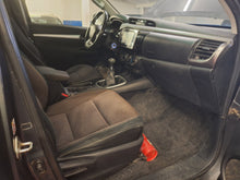 Load image into Gallery viewer, Toyota Hilux 2.4 Diesel  Manuelle 11 / 2017