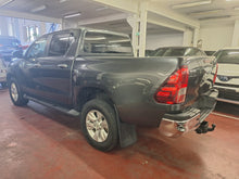 Load image into Gallery viewer, Toyota Hilux 2.4 Diesel  Manuelle 11 / 2017