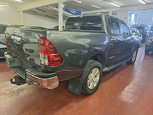 Load image into Gallery viewer, Toyota Hilux 2.4 Diesel  Manuelle 11 / 2017