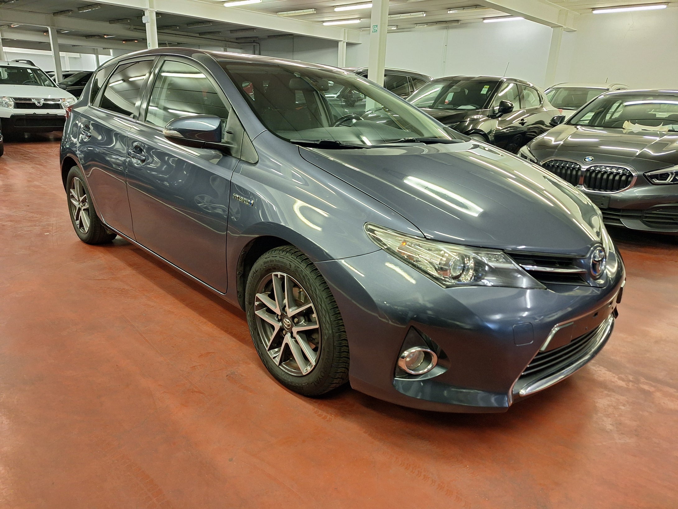 Toyota Auris 1.8 Hybride Automatique 10 / 2014