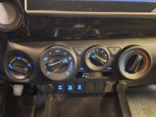 Load image into Gallery viewer, Toyota Hilux 2.4 Diesel 4x4 Manuelle 12 / 2016
