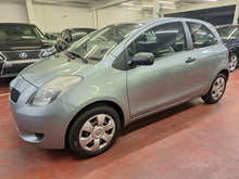 Charger l'image dans la galerie, Toyota Yaris 1.0 Essence Manuelle 07 / 2006
