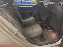 Charger l'image dans la galerie, Skoda Octavia 1.0 Essence Manuelle 05 / 2017