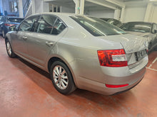 Charger l'image dans la galerie, Skoda Octavia 1.0 Essence Manuelle 05 / 2017