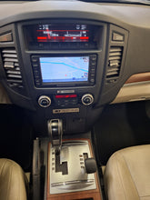 Afbeelding in Gallery-weergave laden, Mitsubishi Pajero 3.2 Diesel Utilitaire 7 Places Automatique 10 / 2013