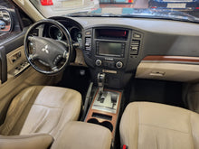 Afbeelding in Gallery-weergave laden, Mitsubishi Pajero 3.2 Diesel Utilitaire 7 Places Automatique 10 / 2013
