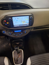 Charger l'image dans la galerie, Toyota Yaris 1.5 Hybride Automatique 01 / 2016