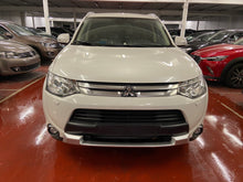 Load image into Gallery viewer, Mitsubishi Outlander 2.2 Diesel 7 Places 4x4 Automatique 02 / 2016